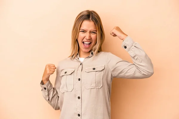 Jonge Blanke Vrouw Geïsoleerd Beige Achtergrond Juichen Zorgeloos Opgewonden Overwinningsconcept — Stockfoto