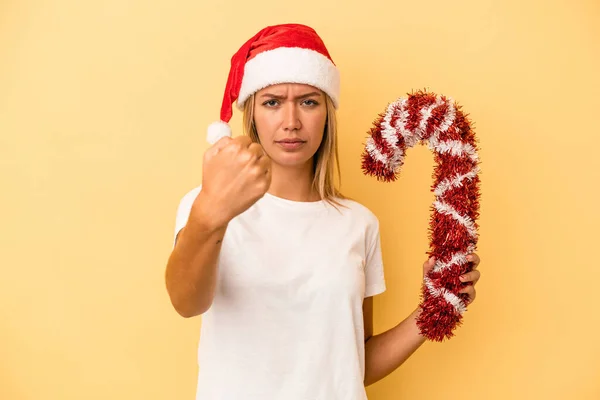 Mujer Caucásica Joven Sosteniendo Gran Palo Navidad Aislado Sobre Fondo —  Fotos de Stock