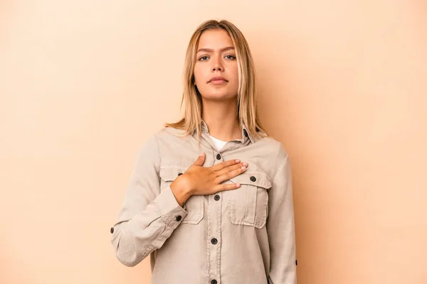 Ung Kaukasisk Kvinna Isolerad Beige Bakgrund Sätta Handen Bröstet — Stockfoto