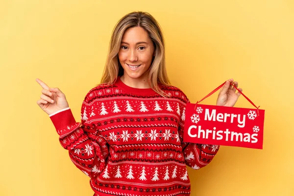 Mulher Caucasiana Jovem Segurando Cartaz Natal Alegre Isolado Fundo Amarelo — Fotografia de Stock