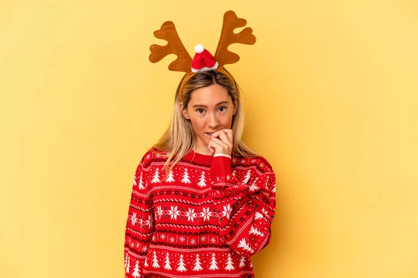 Young Caucasian Woman Wearing Christmas Reindeer Hat Isolated Beige Background — Stockfoto