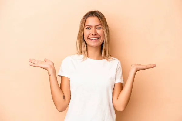 Mujer Joven Caucásica Aislada Sobre Fondo Beige Hace Escala Con —  Fotos de Stock