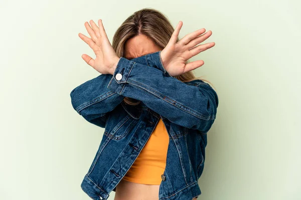 Joven Mujer Caucásica Aislada Sobre Fondo Verde Manteniendo Dos Brazos — Foto de Stock