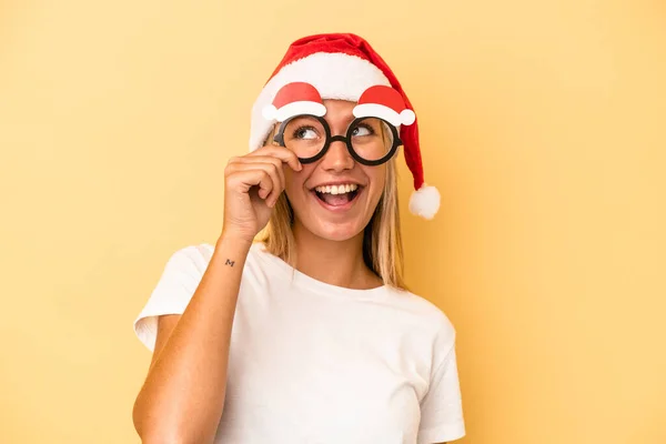 Jovem Caucasiana Segurando Adereços Natal Isolado Fundo Amarelo — Fotografia de Stock