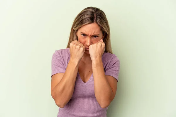 Jeune Femme Caucasienne Isolée Sur Fond Vert Jetant Coup Poing — Photo