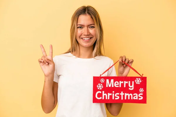 Mulher Caucasiana Jovem Segurando Cartaz Natal Alegre Isolado Fundo Amarelo — Fotografia de Stock