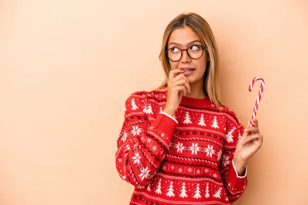 Young Caucasian Woman Holding Christmas Stick Isolated Beige Background Relaxed — Stock fotografie
