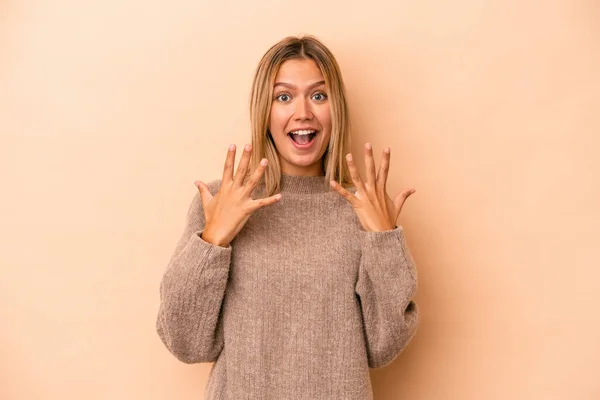 Mujer Joven Caucásica Aislada Sobre Fondo Beige Mostrando Número Diez — Foto de Stock