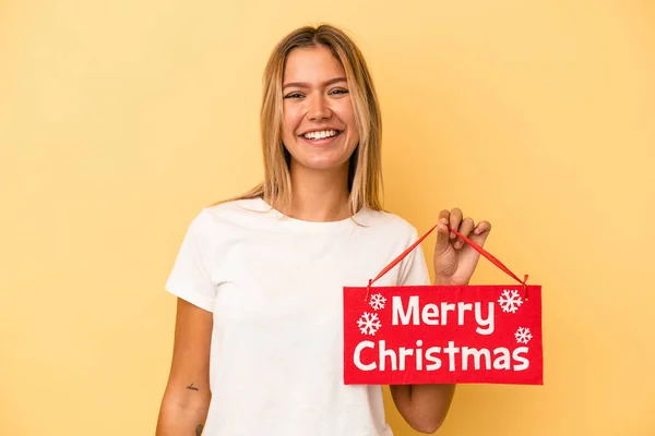 Joven Mujer Caucásica Sosteniendo Una Alegre Pancarta Navidad Aislada Sobre — Foto de Stock