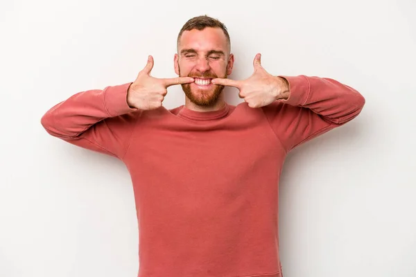 Giovane Uomo Caucasico Isolato Sfondo Bianco Sorride Puntando Dito Verso — Foto Stock