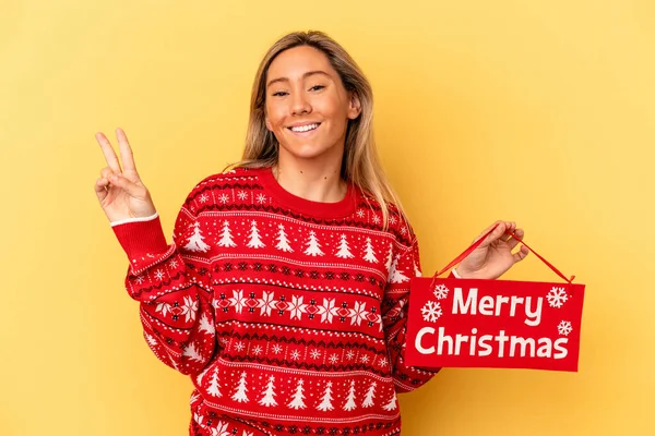 Mulher Caucasiana Jovem Segurando Cartaz Natal Alegre Isolado Fundo Amarelo — Fotografia de Stock