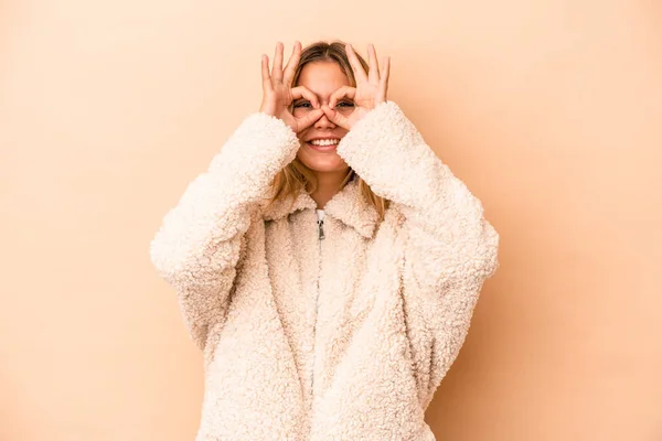 Giovane Donna Caucasica Isolato Sfondo Beige Eccitato Mantenendo Gesto Sugli — Foto Stock