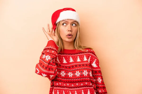 Young Caucasian Woman Celebrating Christmas Isolated Beige Background Trying Listening — Photo