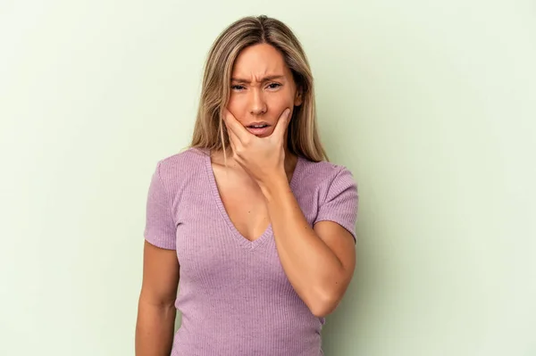 Mujer Joven Caucásica Aislada Sobre Fondo Verde Con Fuerte Dolor — Foto de Stock