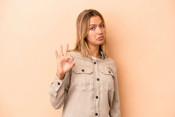 Jonge Blanke Vrouw Geïsoleerd Beige Achtergrond Knipoogt Een Oog Houdt — Stockfoto