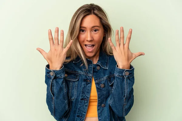 Young Caucasian Woman Isolated Green Background Showing Number Ten Hands — Φωτογραφία Αρχείου