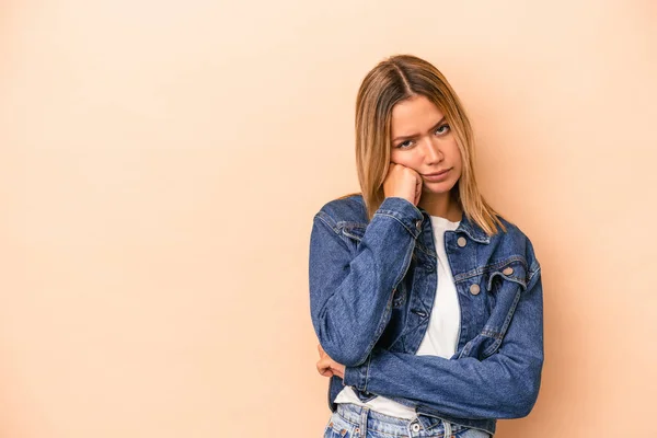 Mujer Caucásica Joven Aislada Sobre Fondo Beige Que Siente Triste —  Fotos de Stock