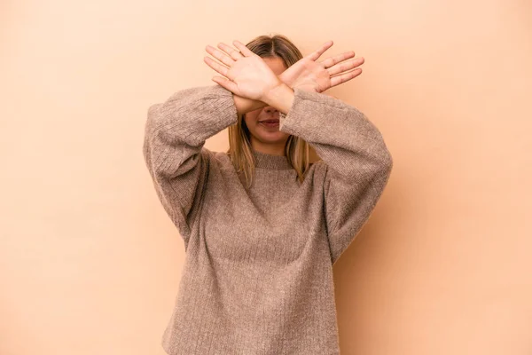 年轻的高加索女人 因米色背景而被隔离 双臂交叉 被拒绝的概念 — 图库照片