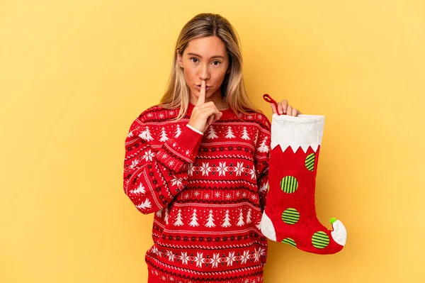 Jonge Blanke Vrouw Met Een Elf Sok Geïsoleerd Gele Achtergrond — Stockfoto