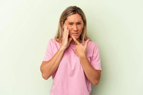 Mujer Joven Caucásica Aislada Sobre Fondo Verde Con Fuerte Dolor — Foto de Stock