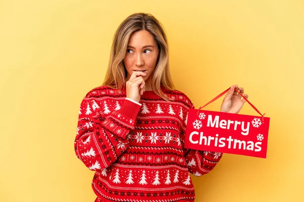 Jovem Caucasiana Segurando Cartaz Natal Alegre Isolado Fundo Amarelo Relaxado — Fotografia de Stock