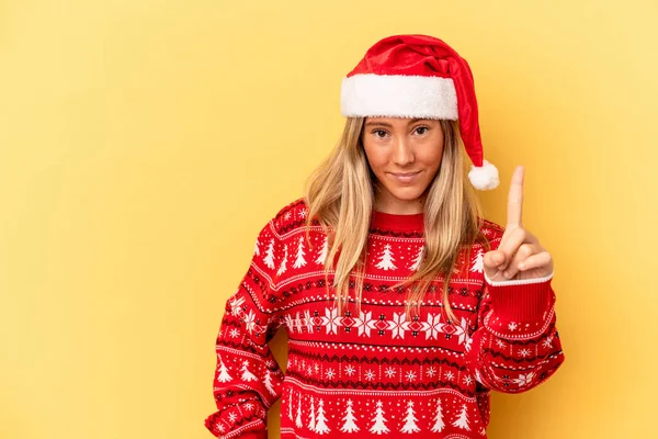 Jovem Caucasiana Celebrando Natal Isolado Fundo Amarelo Mostrando Número Com — Fotografia de Stock