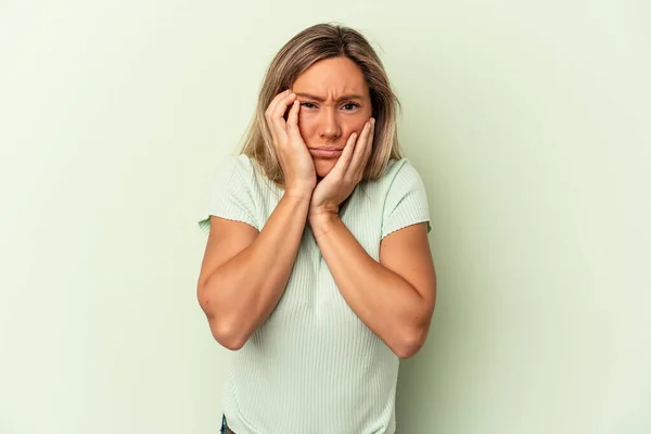 Joven Mujer Caucásica Aislada Sobre Fondo Verde Llorando Infeliz Con — Foto de Stock