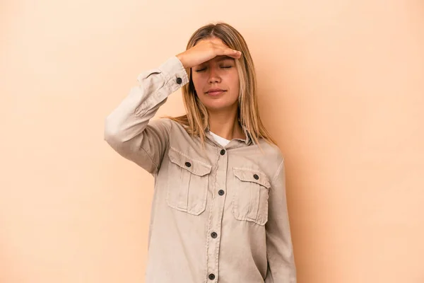 Giovane Donna Caucasica Isolata Sfondo Beige Toccando Tempie Avendo Mal — Foto Stock