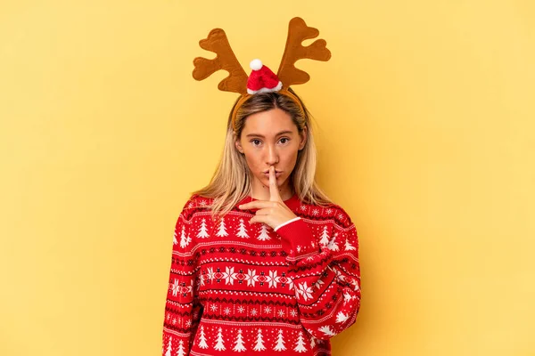 Young Caucasian Woman Wearing Christmas Reindeer Hat Isolated Beige Background — Photo