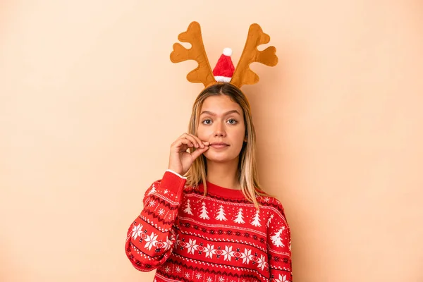 Young Caucasian Woman Wearing Christmas Reindeer Hat Isolated Beige Background — Fotografia de Stock