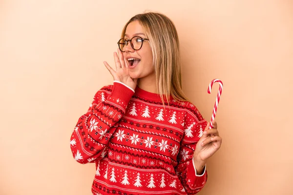 Young Caucasian Woman Holding Christmas Stick Isolated Beige Background Shouting — Stock fotografie