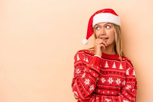 Young Caucasian Woman Celebrating Christmas Isolated Beige Background Relaxed Thinking — Photo