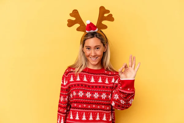 Young Caucasian Woman Wearing Christmas Reindeer Hat Isolated Beige Background — Stock Photo, Image