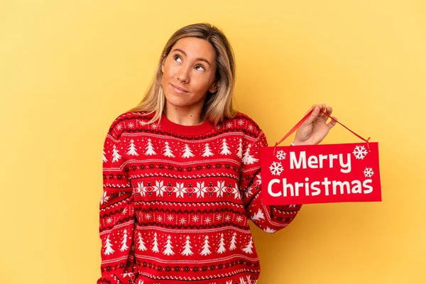 Young Caucasian Woman Holding Merry Christmas Placard Isolated Yellow Background — Stock Photo, Image