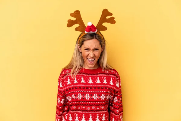 Young Caucasian Woman Wearing Christmas Reindeer Hat Isolated Beige Background — 스톡 사진