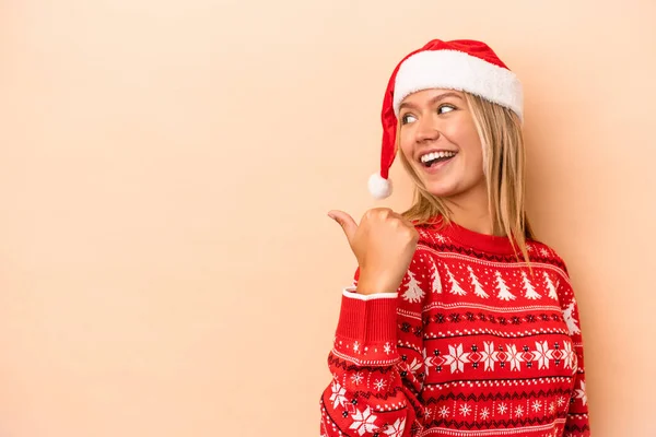 Young Caucasian Woman Celebrating Christmas Isolated Beige Background Points Thumb — Stock fotografie