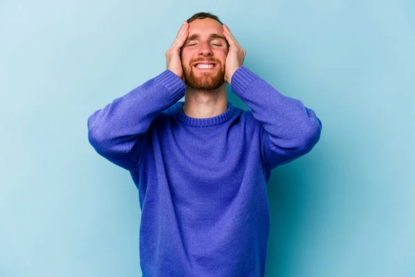 Junger Kaukasischer Mann Isoliert Auf Blauem Hintergrund Lacht Fröhlich Und — Stockfoto