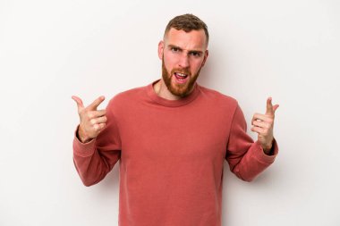 Beyaz arka planda izole edilmiş genç beyaz bir adam işaret parmağıyla hayal kırıklığı jesti gösteriyor..