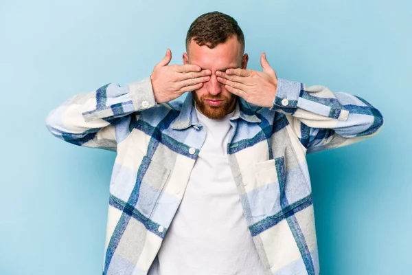 Young Caucasian Man Isolated Blue Background Afraid Covering Eyes Hands — Stock Photo, Image