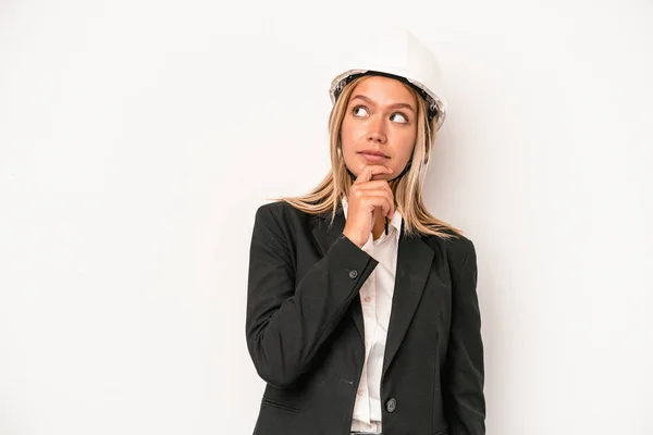 Young Caucasian Architect Woman Wearing Helmet Isolated White Background Looking — 图库照片