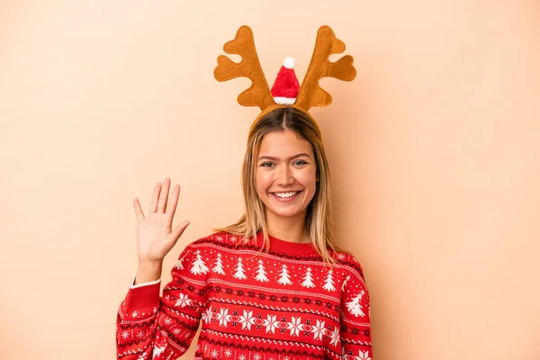 Young Caucasian Woman Wearing Christmas Reindeer Hat Isolated Beige Background — 스톡 사진