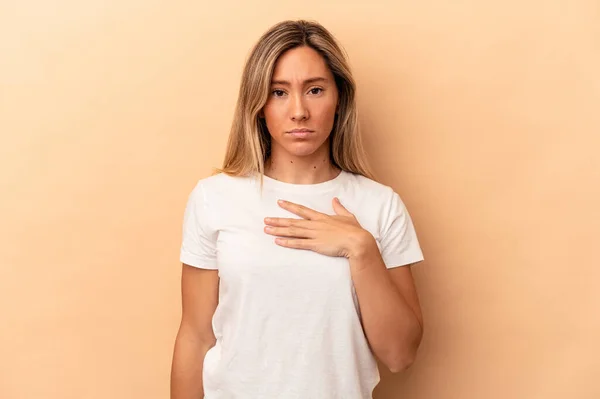 Ung Kaukasisk Kvinna Isolerad Beige Bakgrund Sätta Handen Bröstet — Stockfoto