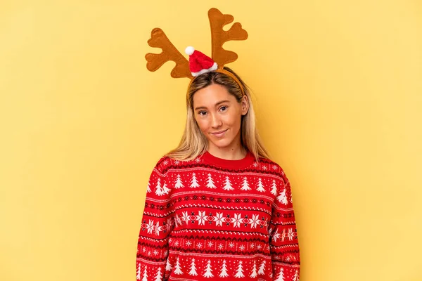 Young Caucasian Woman Wearing Christmas Reindeer Hat Isolated Beige Background — Foto Stock