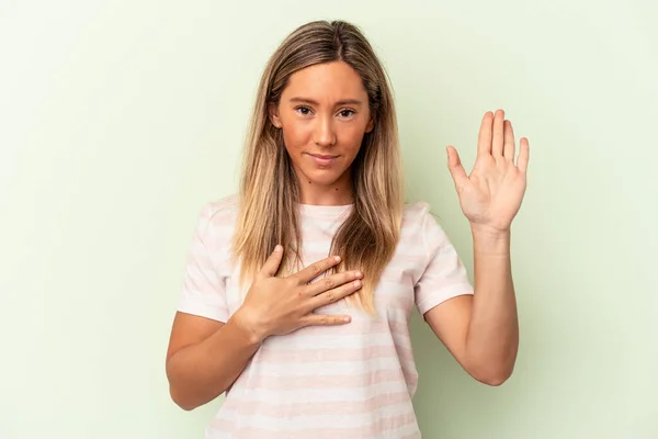 Ung Kaukasisk Kvinna Isolerad Grön Bakgrund Sätta Handen Bröstet — Stockfoto
