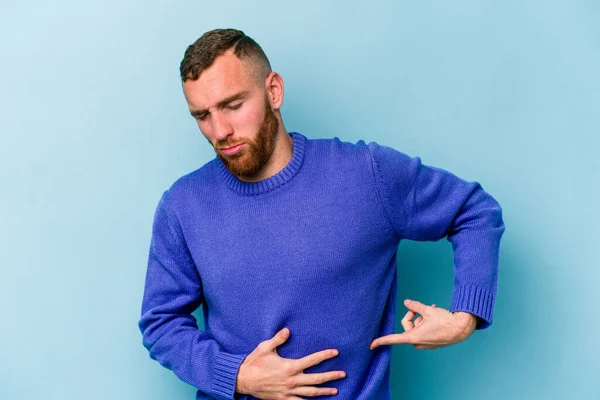 Hombre Joven Caucásico Aislado Sobre Fondo Azul Con Dolor Hígado — Foto de Stock