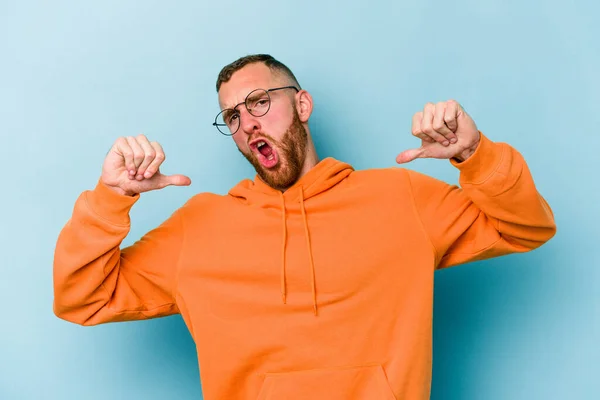 Joven Hombre Caucásico Aislado Sobre Fondo Azul Siente Orgulloso Seguro — Foto de Stock