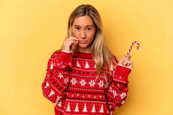 Jovem Caucasiana Segurando Uma Vara Natal Isolada Fundo Amarelo Com — Fotografia de Stock