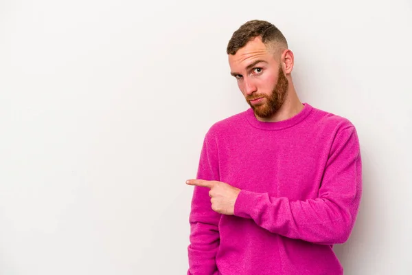 Young Caucasian Man Isolated White Background Smiling Pointing Aside Showing — Stock Photo, Image