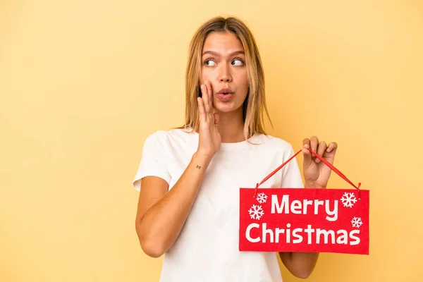 Young Caucasian Woman Holding Merry Christmas Placard Isolated Yellow Background — Stock Photo, Image