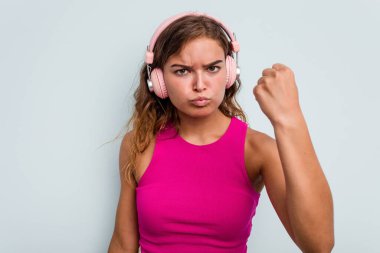 Yumruk kameraya, agresif yüz ifadesi.